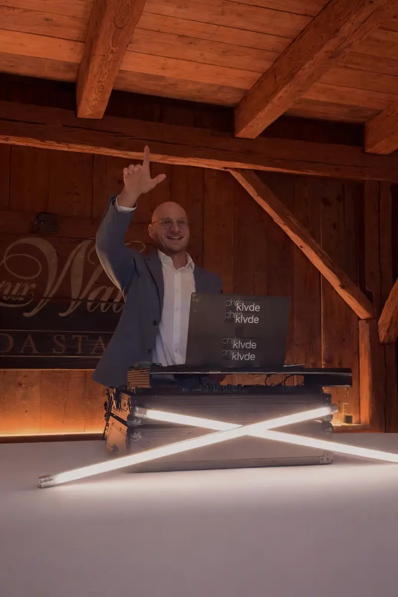 DJ Christian legt bei einer Hochzeit in Regensburger in Location zur Walba auf