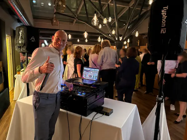 Hochzeits-DJ Christian in Hartl's Lindenmühle bei Bayreuth mit professioneller DJ-Technik und voller Tanzfläche