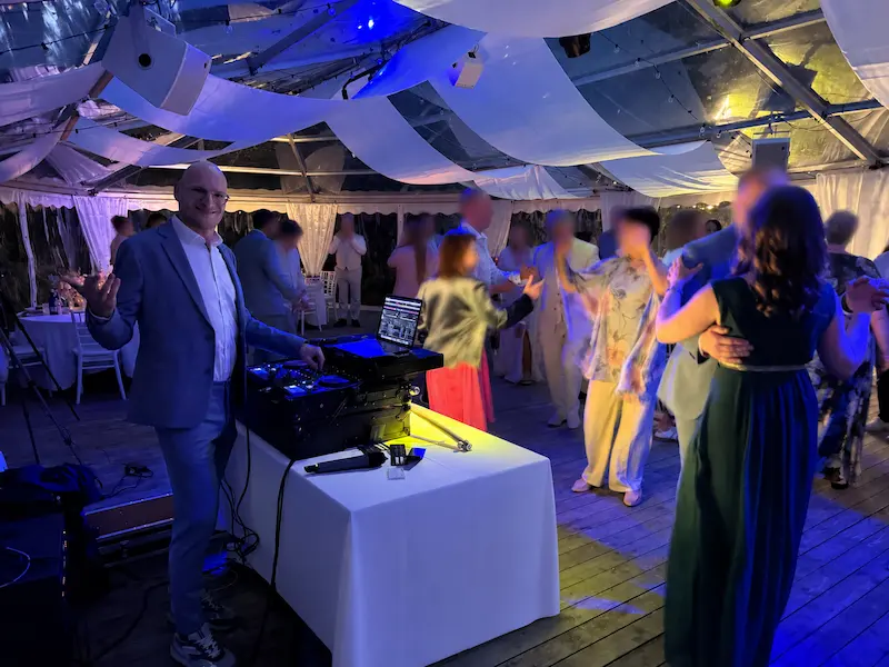  Hochzeits-DJ Christian am Mischpult auf Schloss Egg Bernried mit voller Tanzfläche.