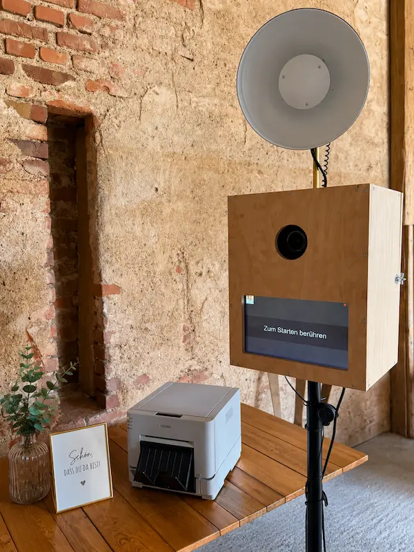 Technische Ausstattung Fotobox mieten Weiden - DSLR Kamera und Blitz