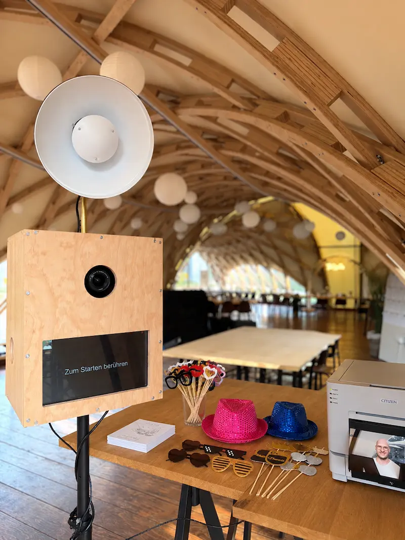 Gäste nutzen Fotobox auf Hochzeit in Weiden mit Sofortdruck