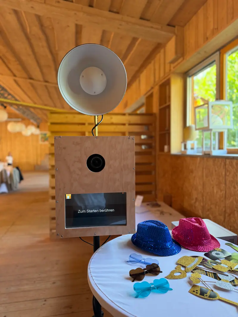 Fotobox mit Requisiten auf einer Hochzeit in Regensburg 2026