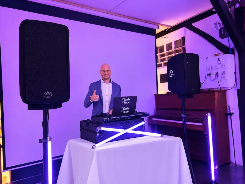 Hochzeits-DJ am Mischpult mit voller Tanzfläche bei einer Hochzeit in der Hallermühle in Weidenberg bei Bayreuth