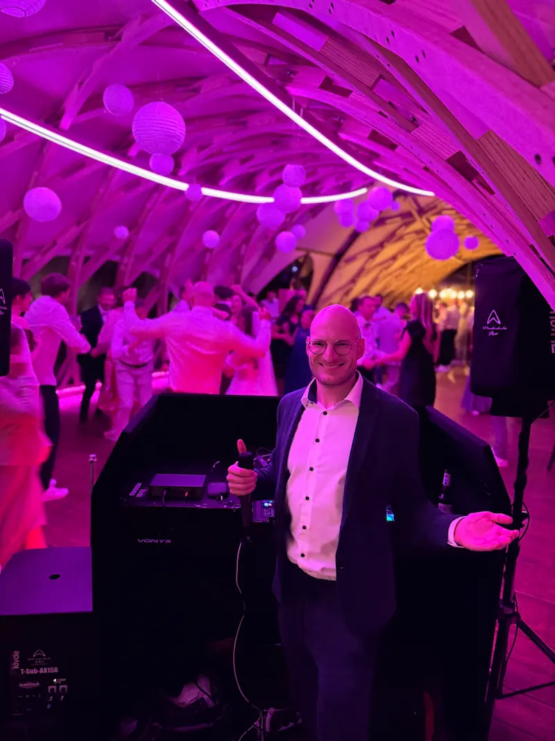 Hochzeits-DJ Christian Kreuzer legt auf einer Hochzeit im KulturGut Oberpfalz in Altenstadt bei Weiden auf