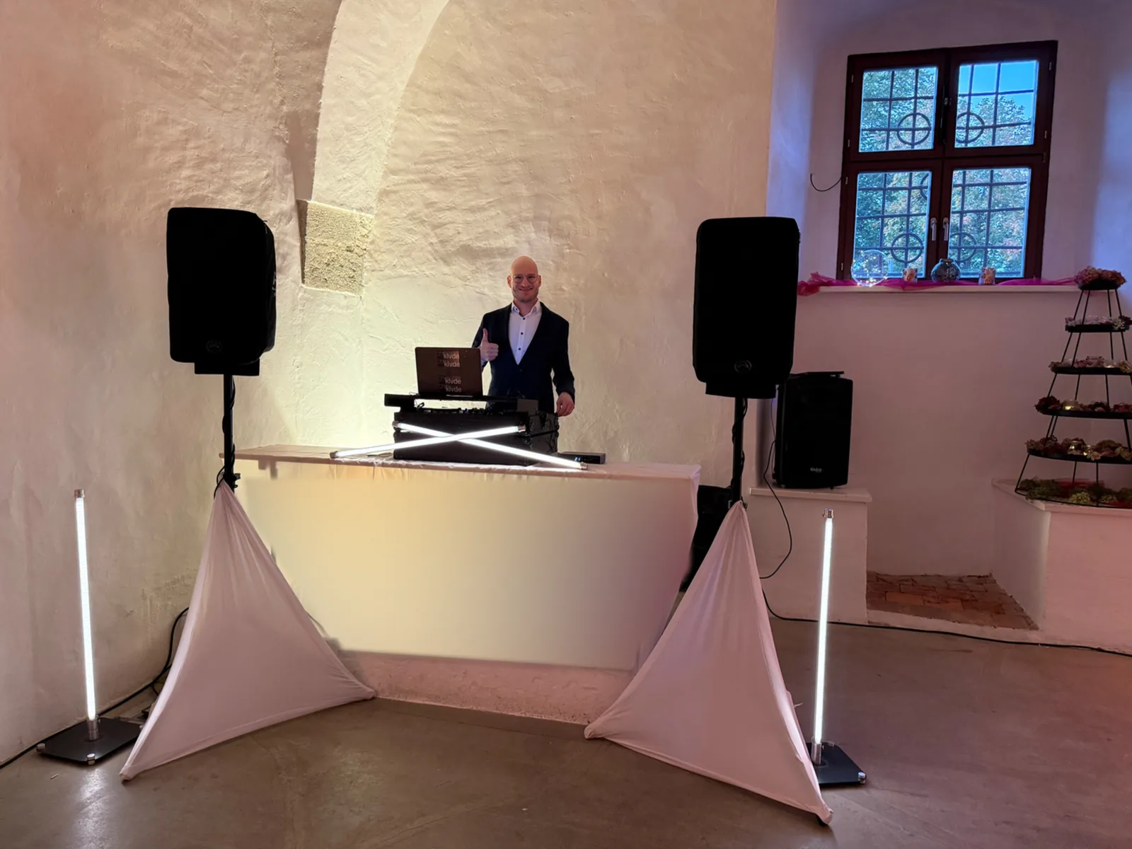 Hochzeits-DJ Christian Kreuzer mit DJ-Pult, Soundanlage und Ambientelicht im Schloss Friedrichsburg in Vohenstrauß