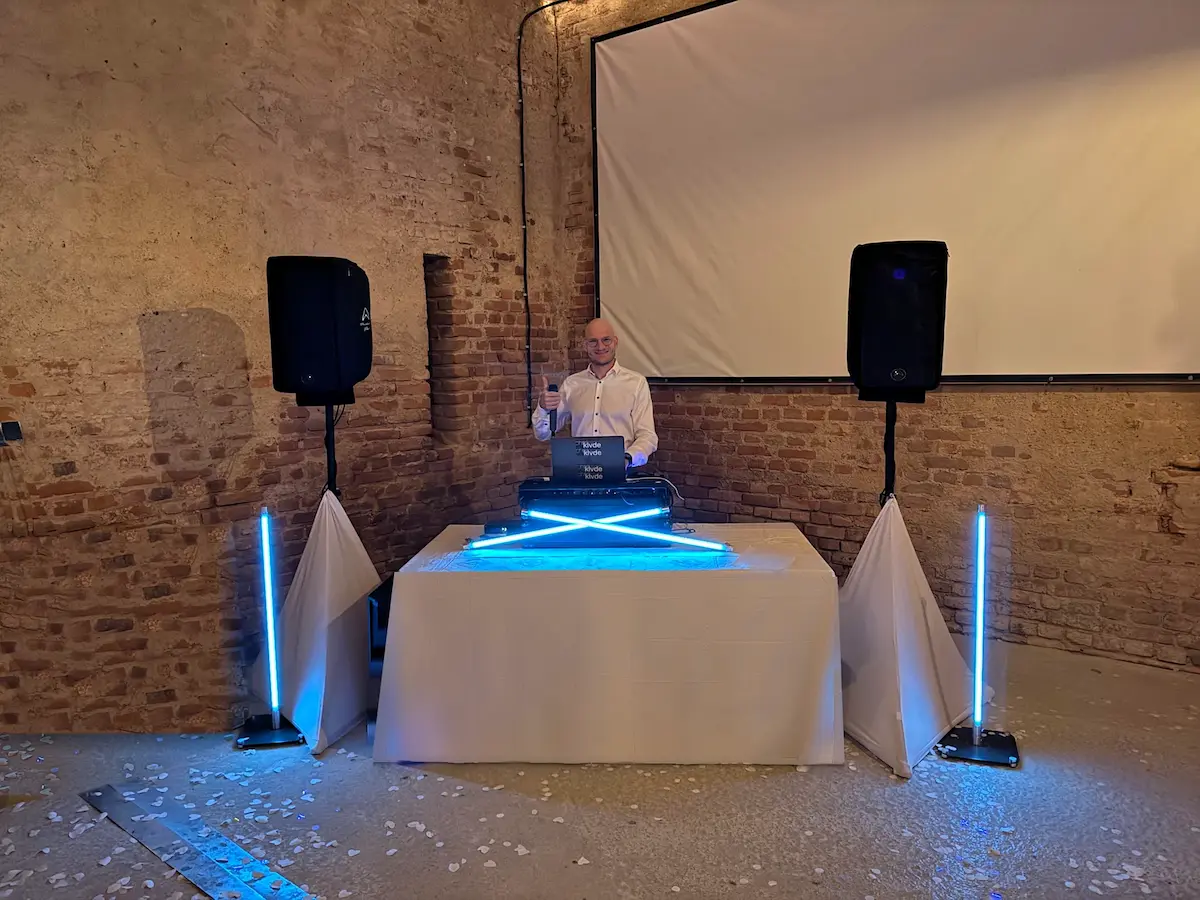 Musikanlage mit zwei Aktivlautsprechern auf Stativen und DJ-Pult mit weißer Tischhusse im Butterhof Weiden