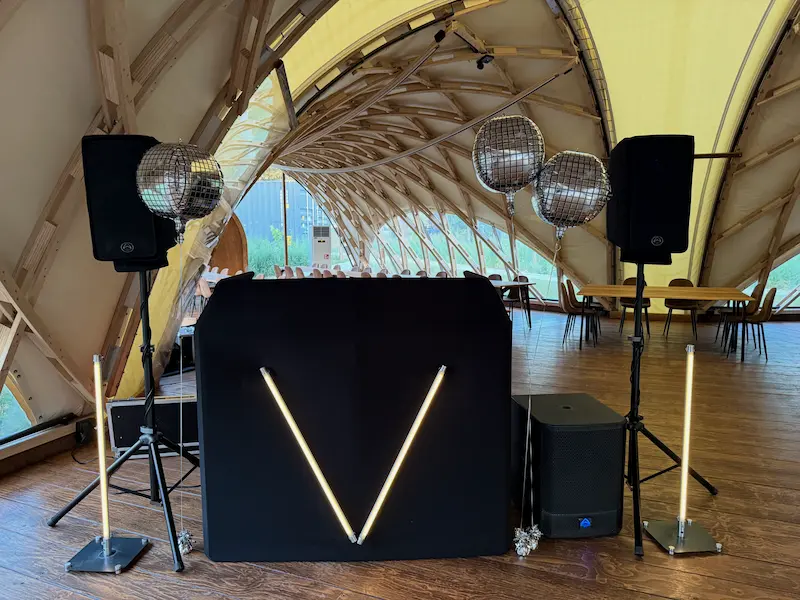 Musikanlage mit zwei Lautsprechern auf weiß verhüllten Stativen, DJ-Pult und blauen LED-Röhren im Kulturgut Oberpfalz in Altenstadt a.d. Waldnaab